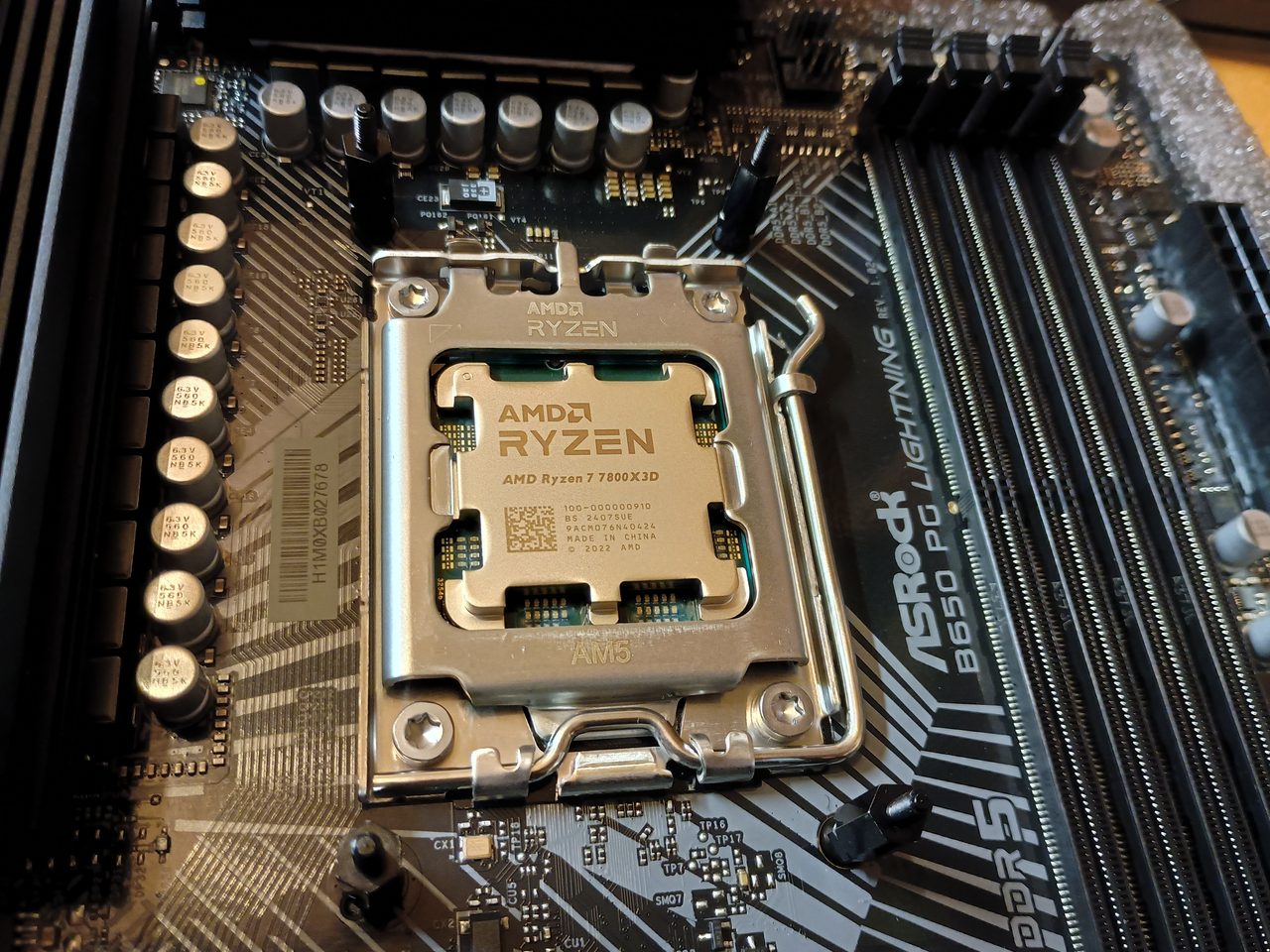 AMD Ryzen 7 7800X3D auf ASRock B650 Mainboard