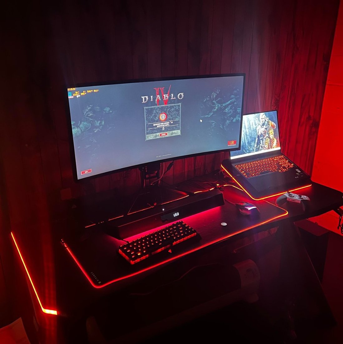 Gaming-Setup mit Ultrawide-Monitor und RGB-Beleuchtung