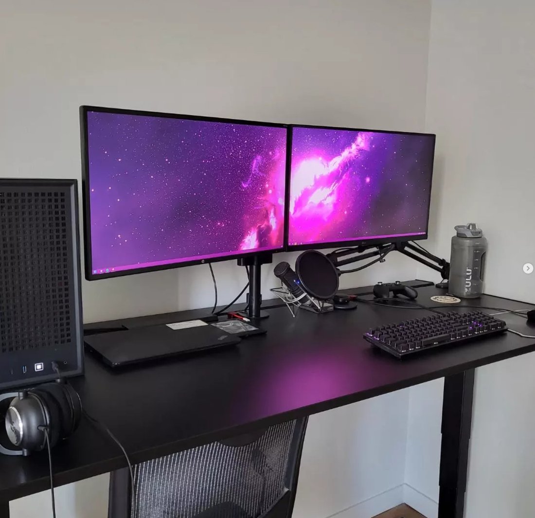 Dual-Monitor-Workspace mit Mikrofon